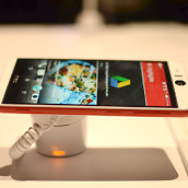 htcdesireeye_floatingside