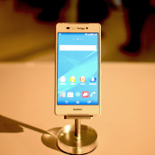 xperiaZ3V_floating_frontshot