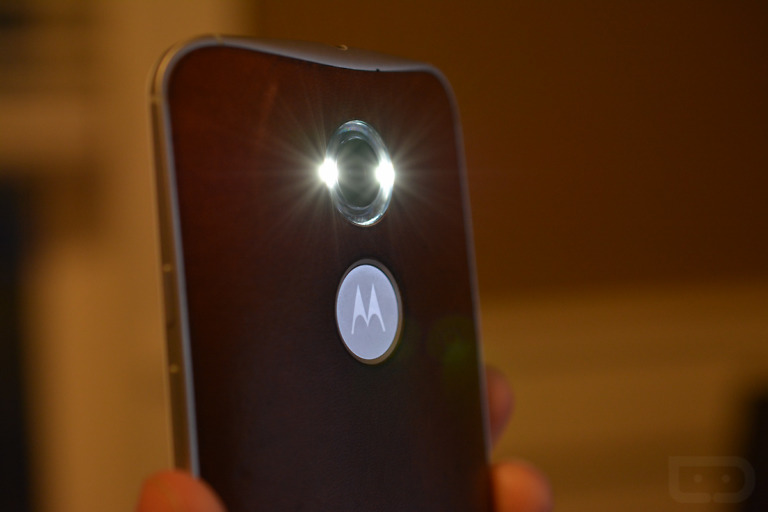 Motorola Adds “Chop Twice for Flashlight” Action in Android 5.1 on Moto X