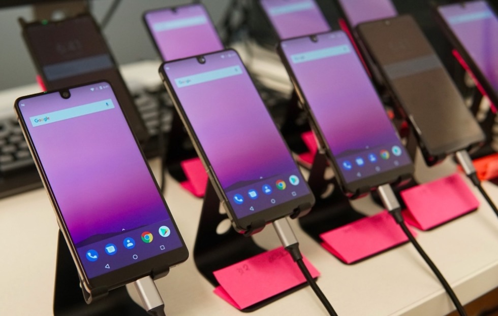 essential phone charging