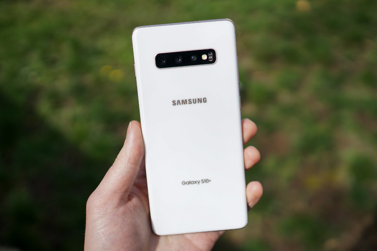 Amazon Cuts $200 Off Galaxy S10 & Note 10 for Cyber Monday, Tosses in $300 Headphones